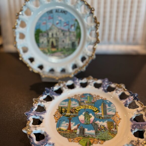 Charming vintage souvenir plate bundle featuring two iconic American destination - Picture 1 of 9